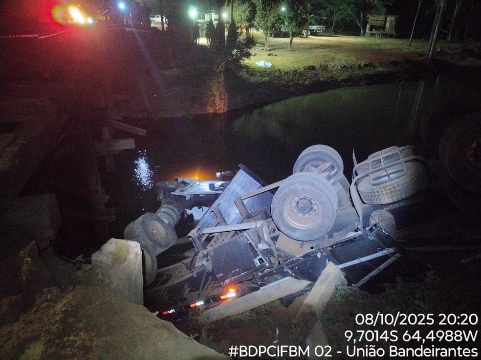 Caminh&atilde;o cai de ponte com motorista em Porto Velho &mdash; Foto: Divulga&ccedil;&atilde;o/Corpo de Bombeiros