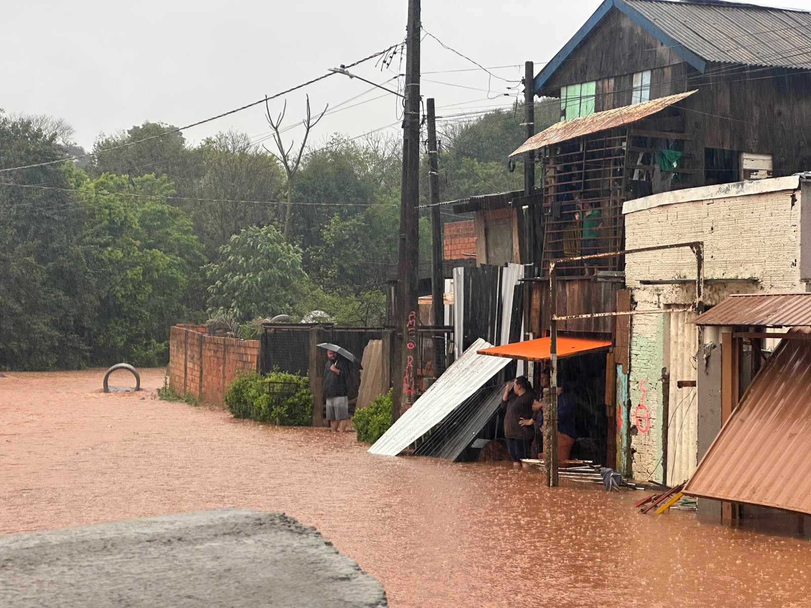 Granizo e tempestade causam estragos, queda de muro e alagamentos em cidades de SC