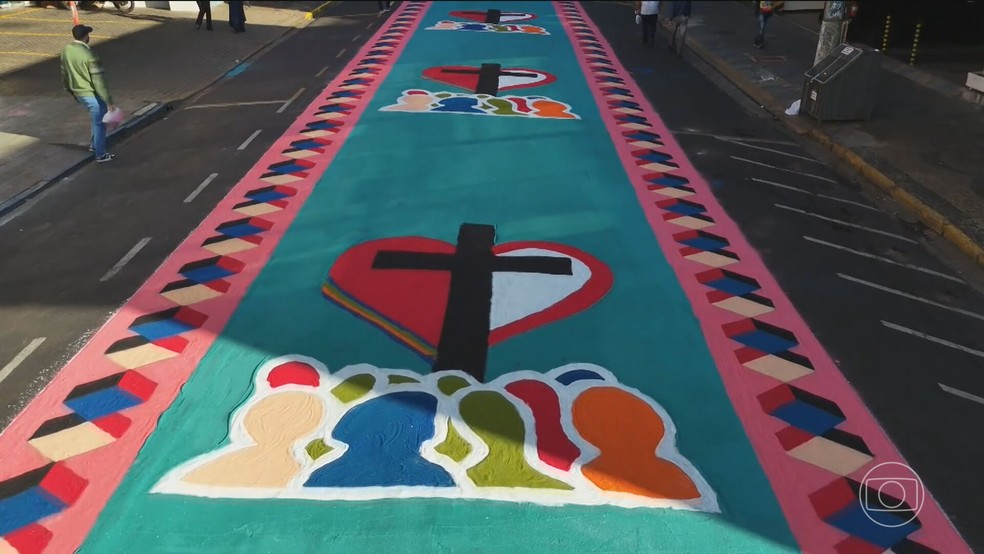 Corpus Christi: ruas do país ganham tapetes coloridos confeccionados por fiéis — Foto: Reprodução/TV Globo