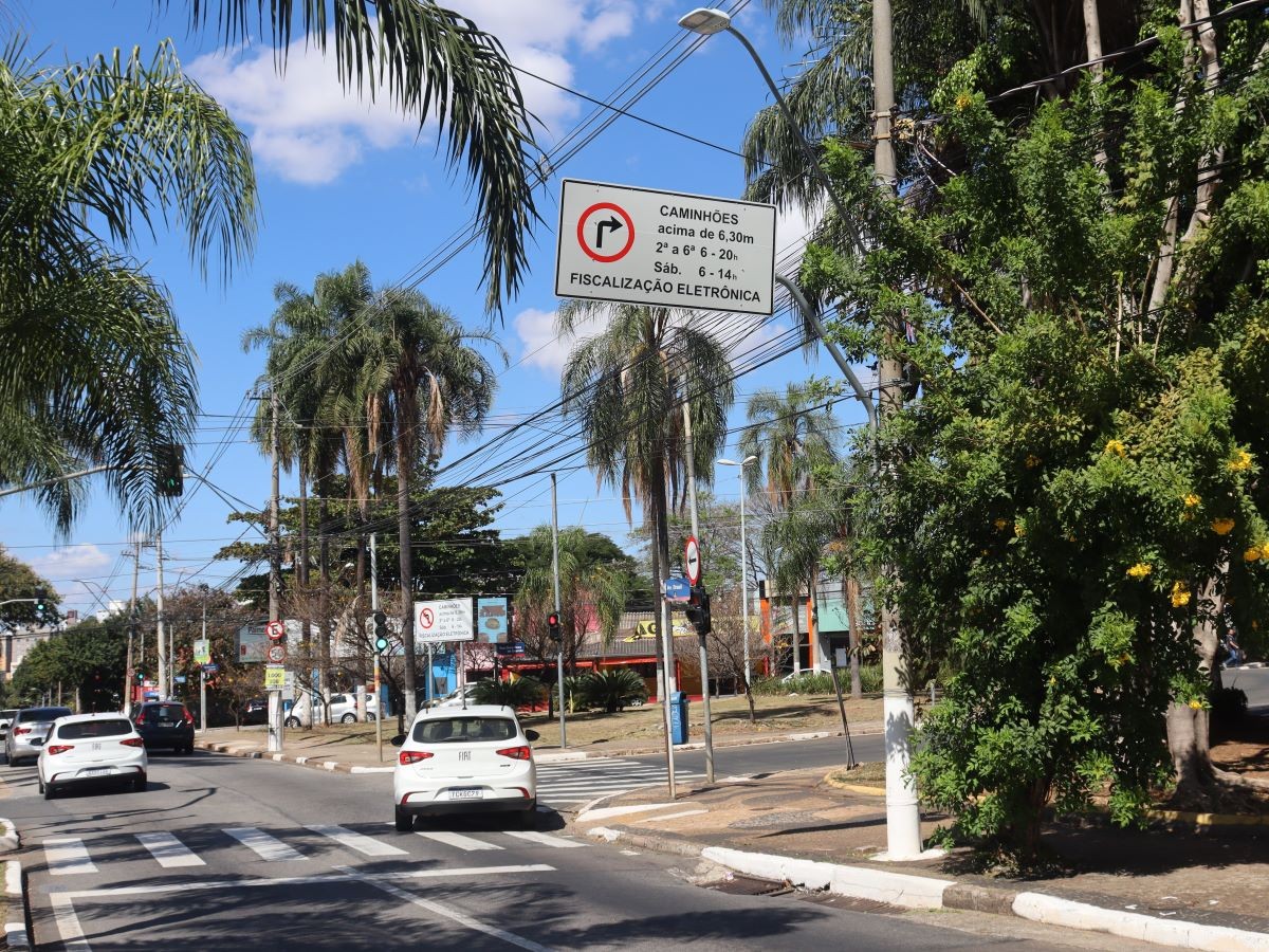 Campinas aplica uma multa por dia a caminhões em áreas restritas em 2025