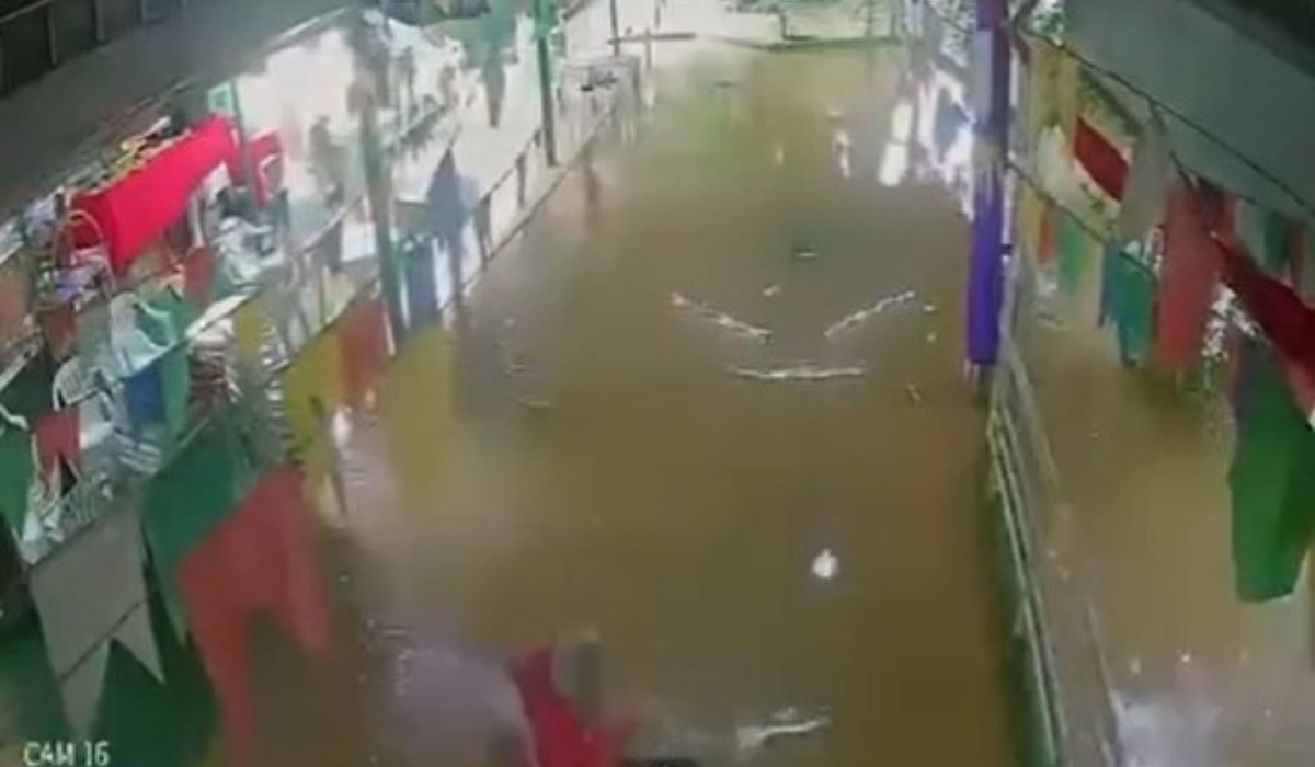 Câmera flagra momento em que Rio Piracicaba invade restaurante e clientes precisam sair às pressas; VÍDEO