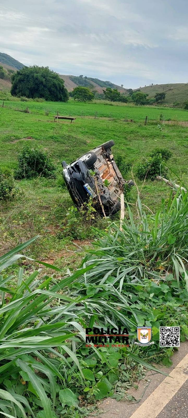 Carro cai em barranco e motorista morre na LMG-766, em Tumiritinga