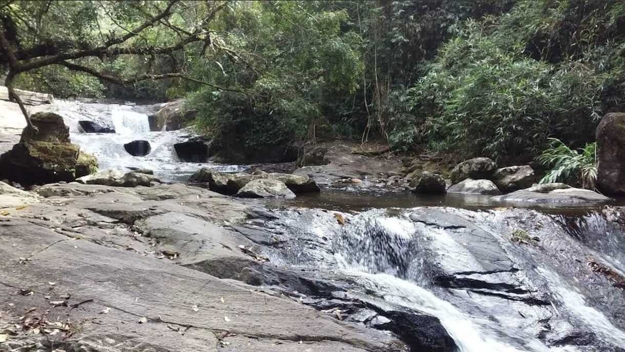 Jovem morre afogado em cachoeira de Penedo, em Itatiaia