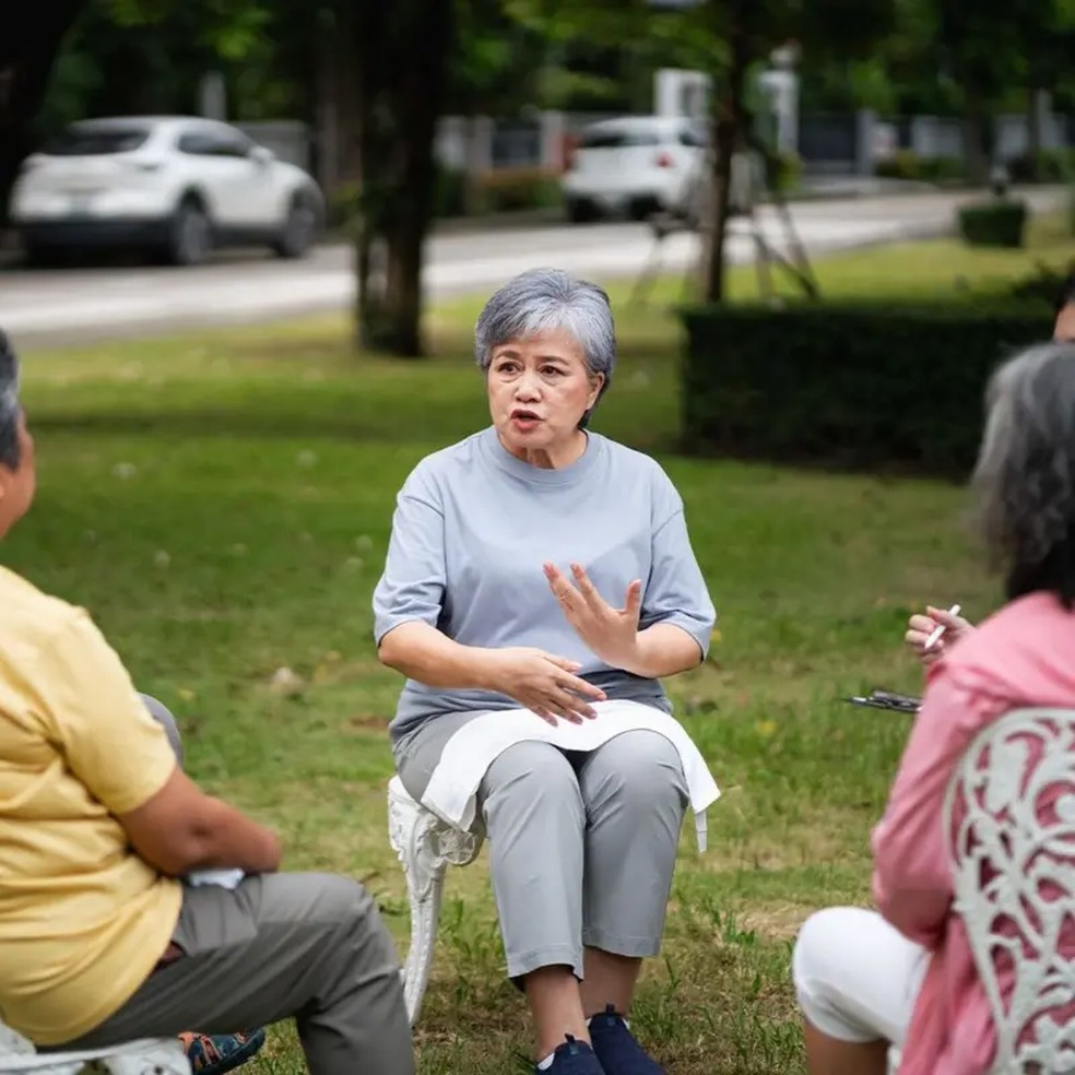 Pessoas mais velhas podem encontrar os maiores benefícios em terapias realizadas em grupo — Foto: Getty Images/BBC