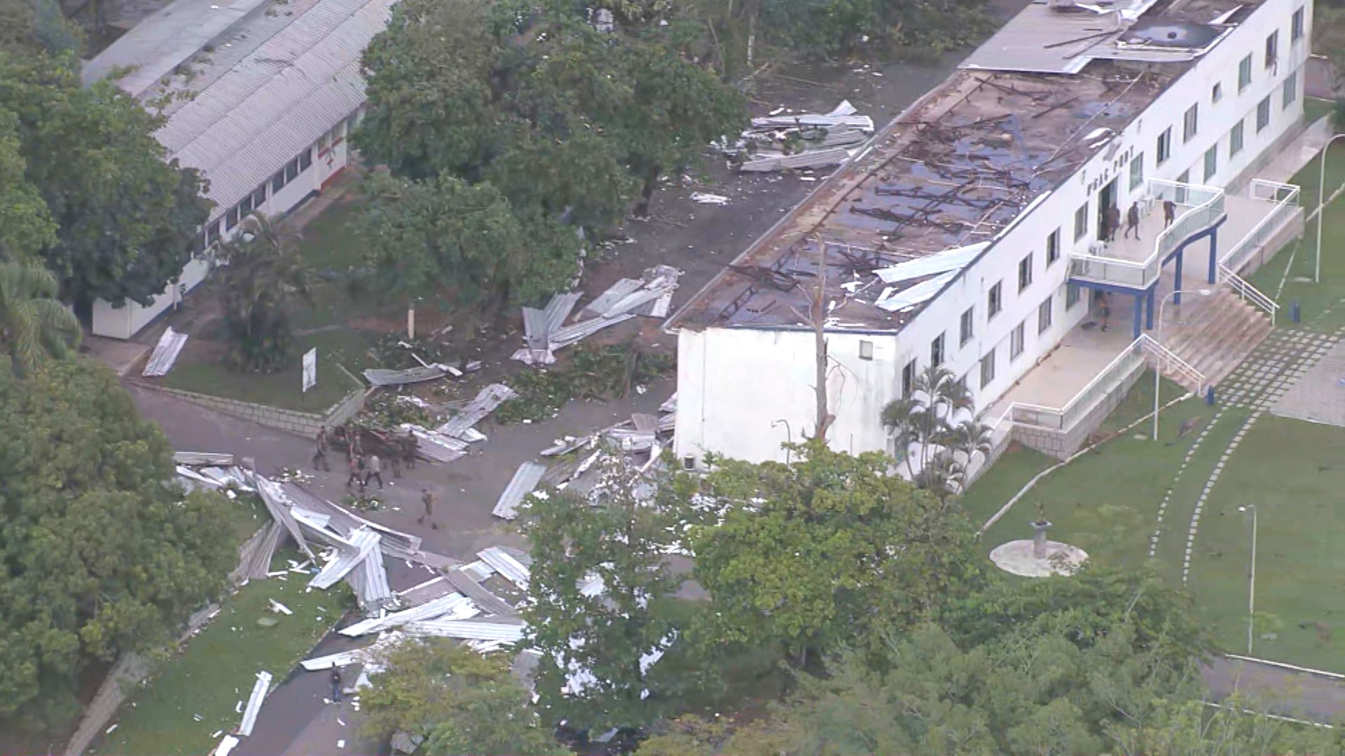 Temporal destelha imóveis e derruba 30 árvores no Rio; sexta pode ter mais chuva forte