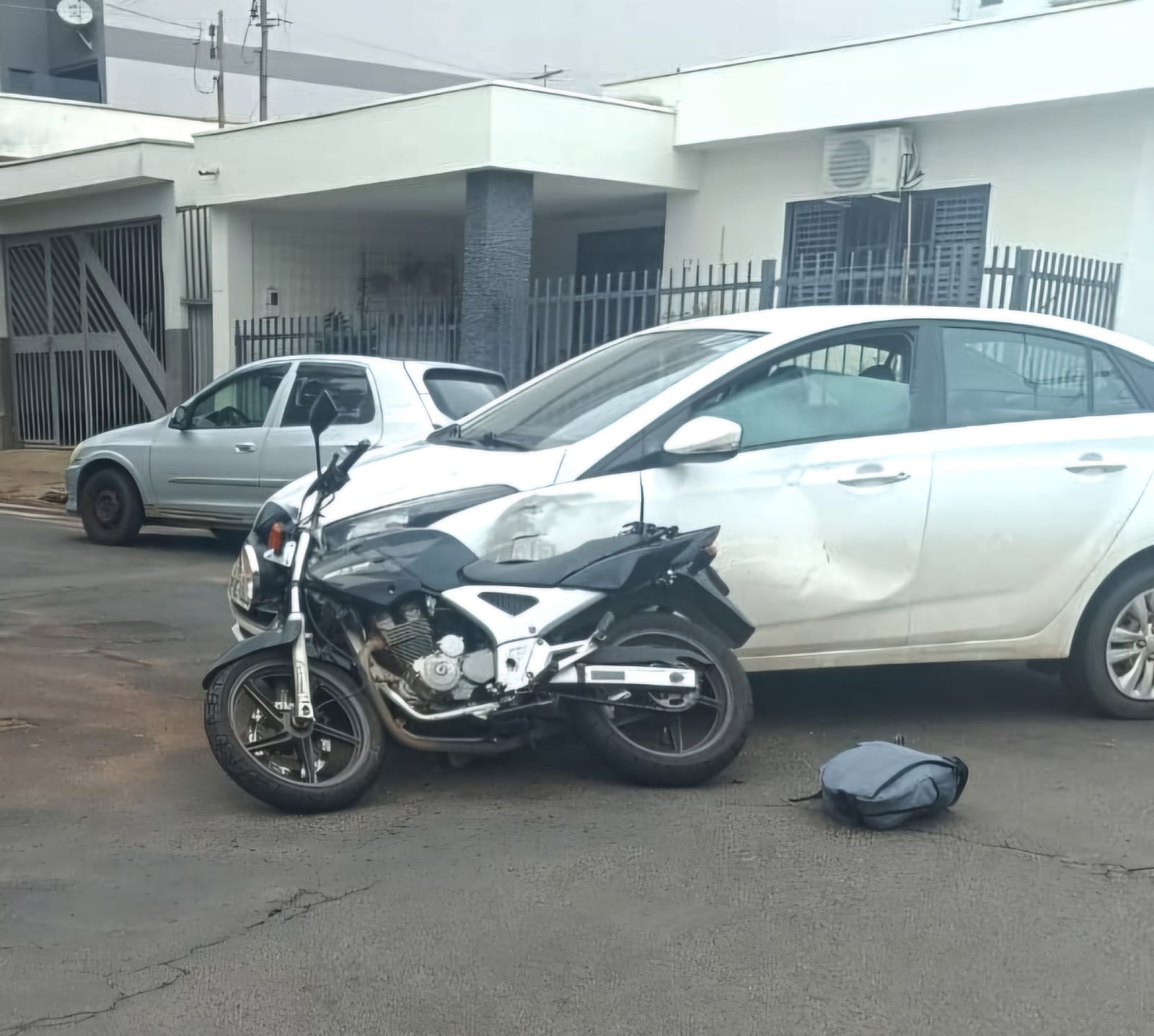 VÍDEO: Motociclista fica ferido após ser atropelado por carro em rotatória no Sul de MG