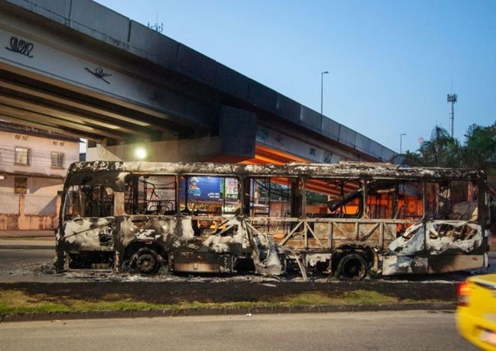 Ônibus incendiado no Recreio dos Bandeirantes, Rio de Janeiro — Foto: Getty Images