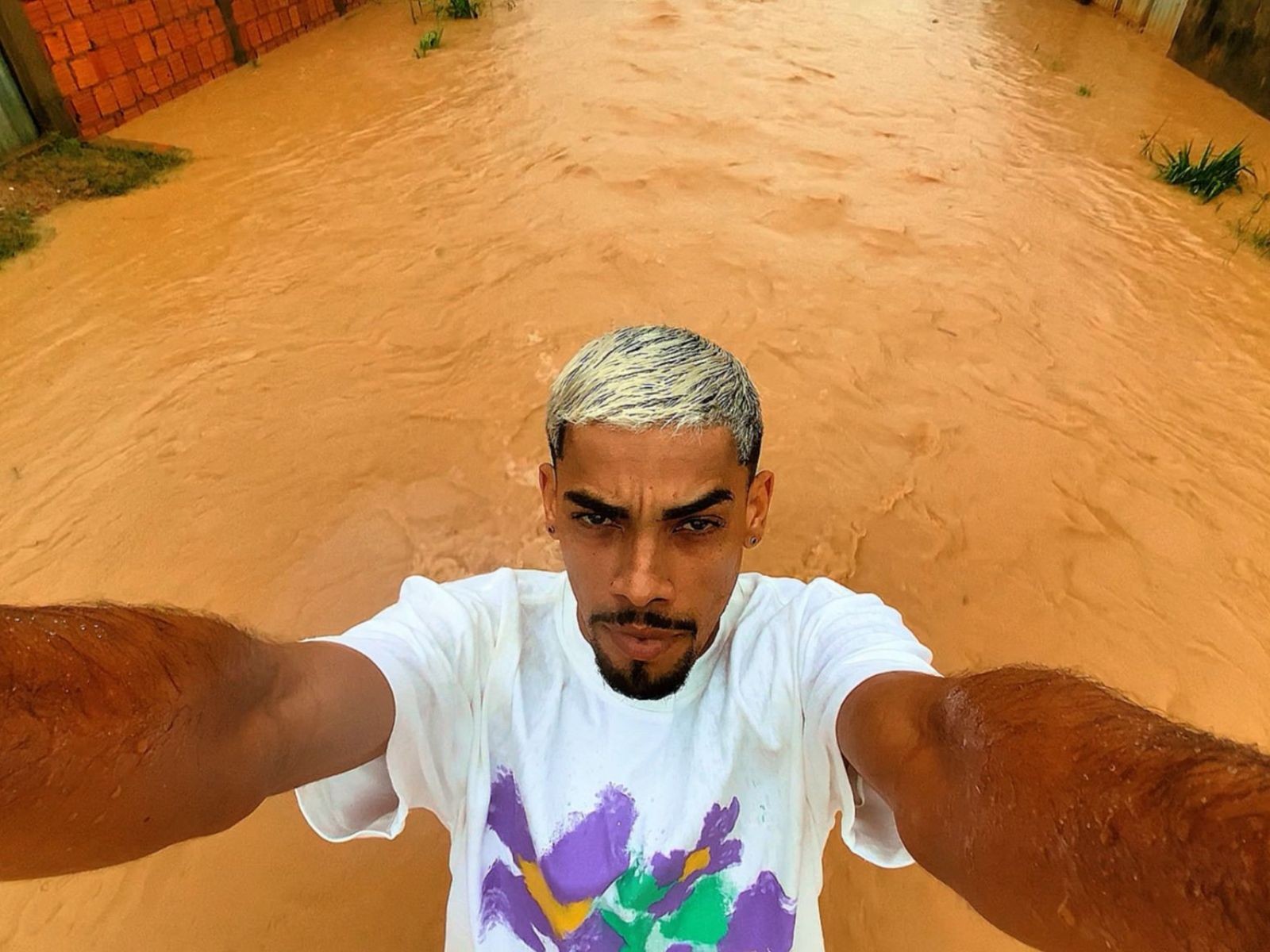 Jovem adapta trend musical em meio à enxurrada no Acre: 'Humor e absurdo impulsionam'