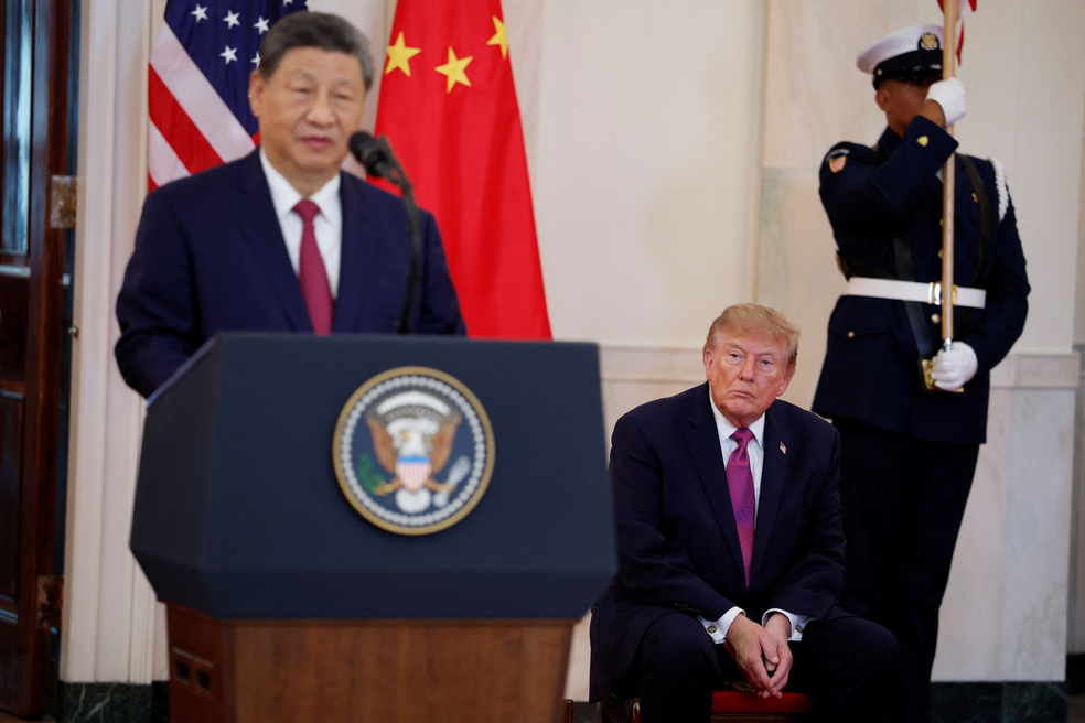 O presidente dos EUA, Donald Trump, ouve o discurso do presidente chinês, Xi Jinping, na Casa Branca, em Washington, D.C., EUA, em 24 de setembro de 2026 — Foto: Evan Vucci/Reuters