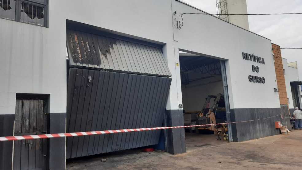 Defesa Civil avalia se o incêndio comprometeu a estrutura da retífica em Jaú — Foto: Anderson Camargo/ TV TEM