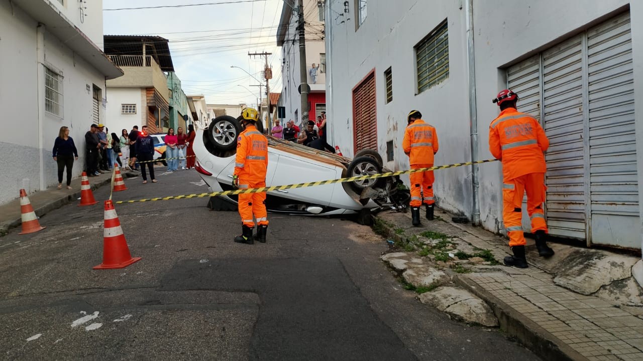 Mulher fica ferida após carro ser atingido em cruzamento em Varginha; veja outros acidentes