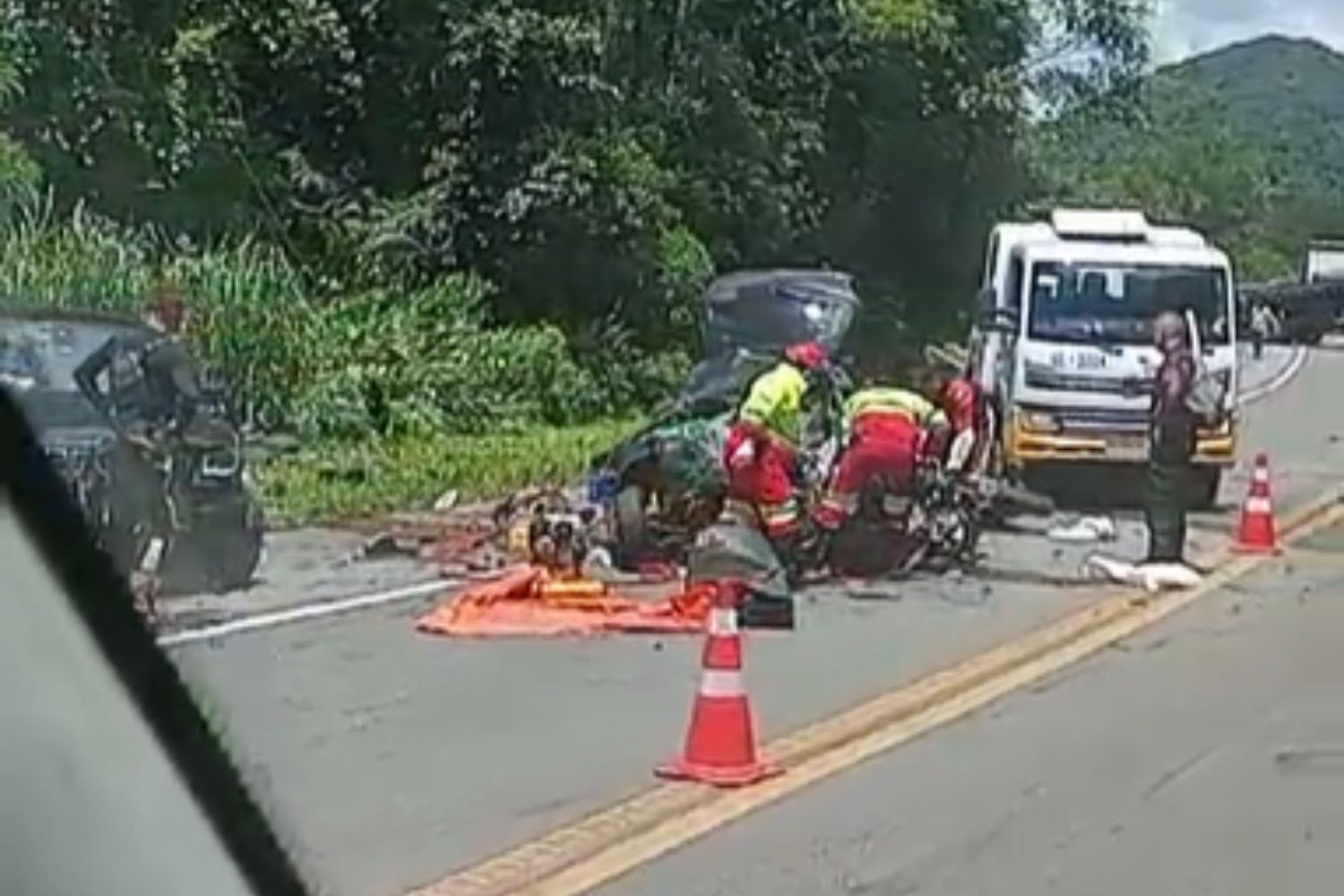 Trio morre após bater carro em caminhão durante ultrapassagem proibida em rodovia do litoral de SP