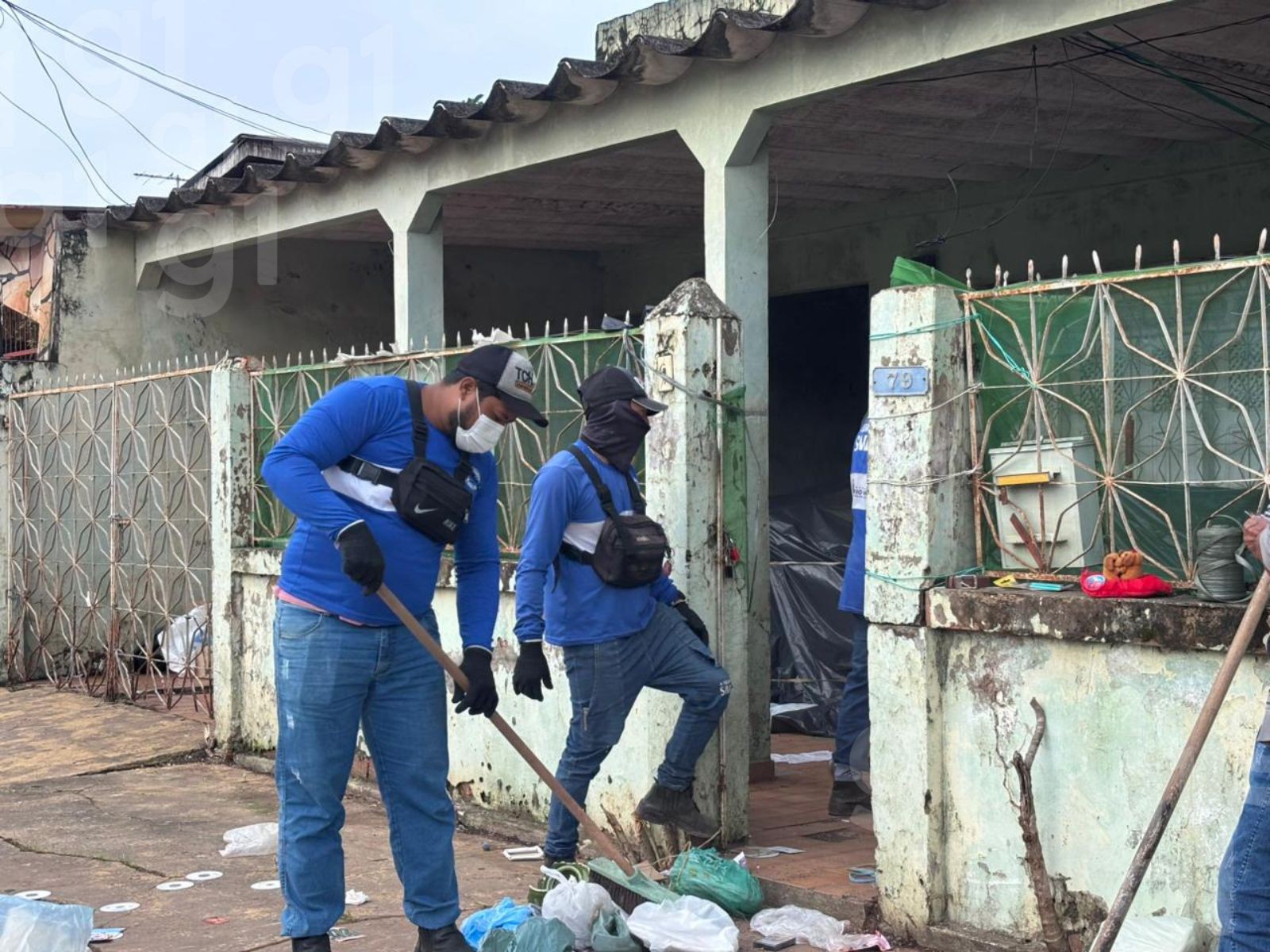 Papéis e móveis estão entre itens retirados em limpeza de casa de idoso no AC: 'Insalubre', diz secretário