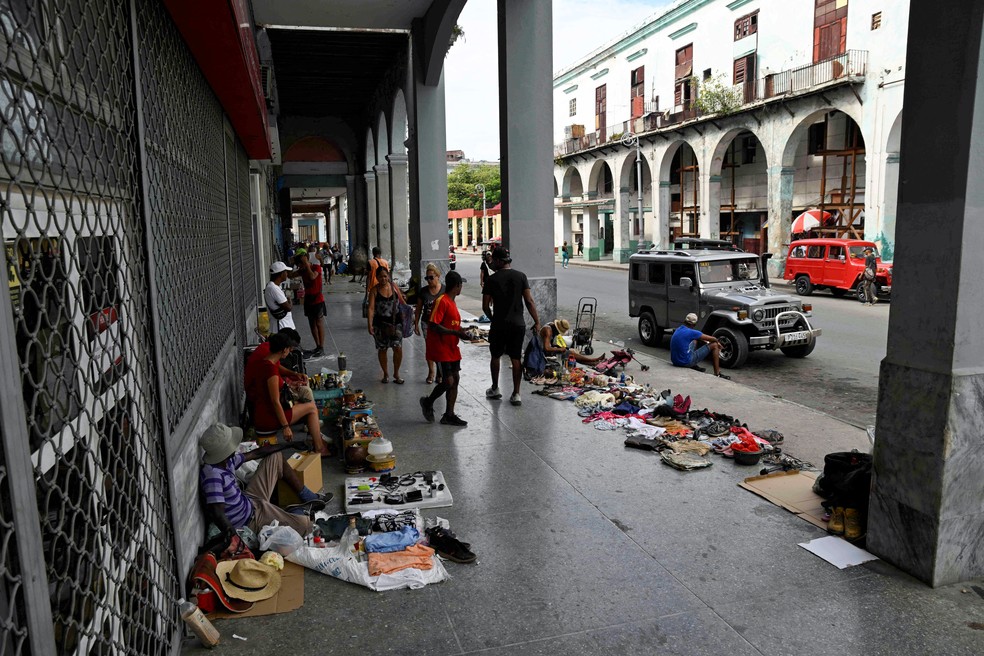 Pessoas vendendo itens em rua de Havana, em Cuba, em 15 de julho de 2025. — Foto: REUTERS/Norlys Perez