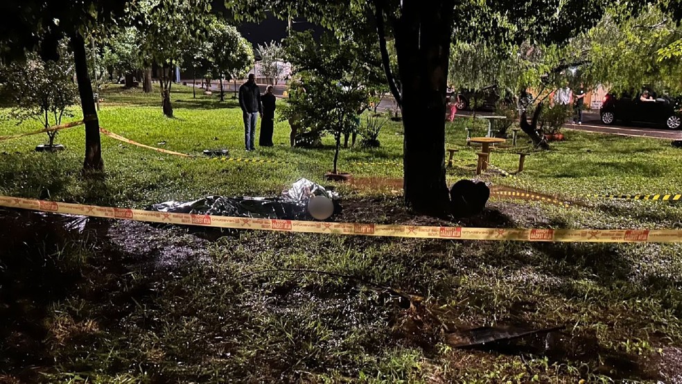 1 de 2
Casal morre ap&oacute;s ser atingido por descarga el&eacute;trica em Ourinhos (SP) &mdash; Foto: Pol&iacute;cia Civil