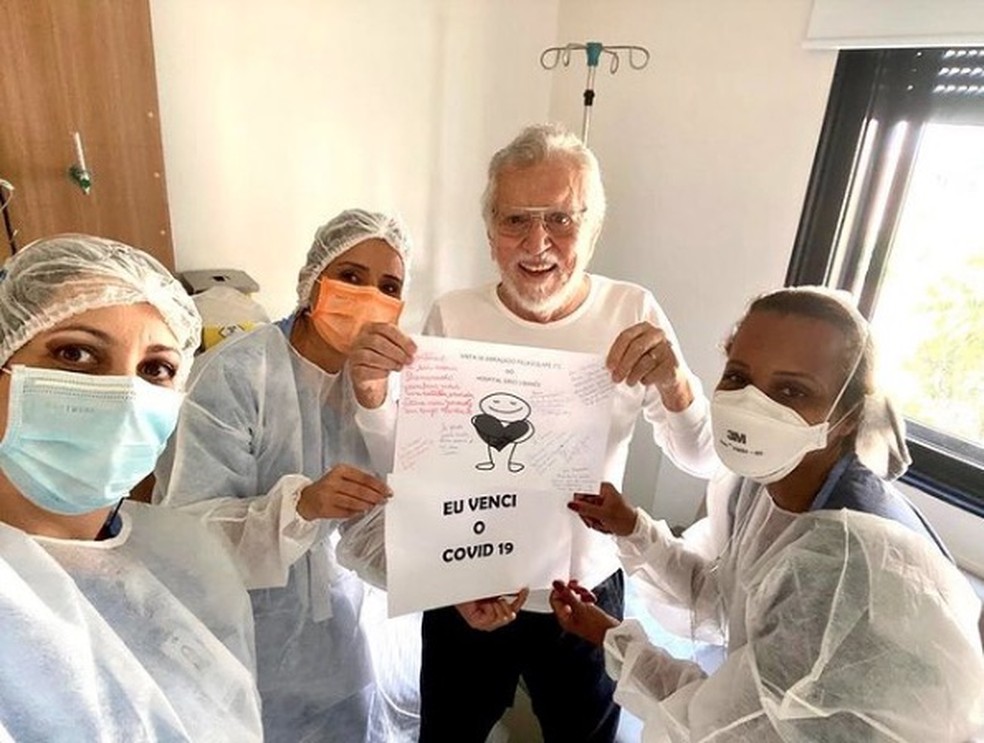 O apresentador Carlos Alberto de Nbrega publica foto nas redes sociais anunciando a cura da Covid-19.  Foto: Reproduo/Redes Sociais 