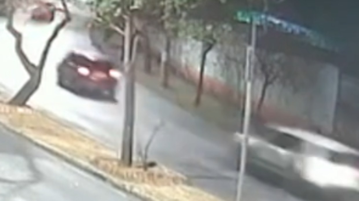 VÍDEO: carro com quatro ocupantes capota em avenida de BH