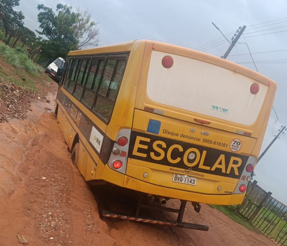 Ônibus escolar que buscava alunos para levar ao CED do Incra 8 atola em estrada do DF — Foto: TV Globo/Reprodução