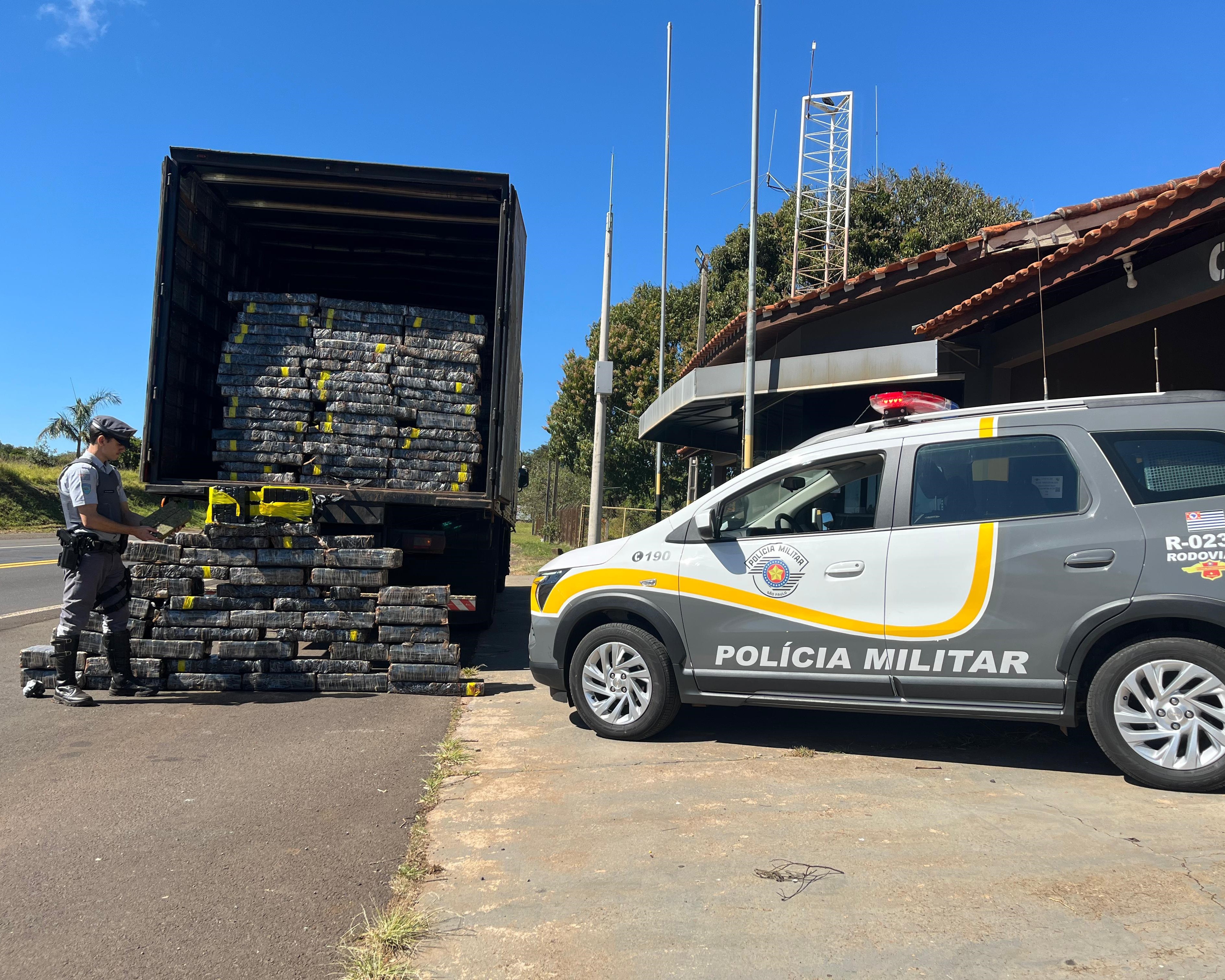 Polícia Rodoviária prende motorista com quase 1 tonelada de maconha em rodovia de Paranapanema