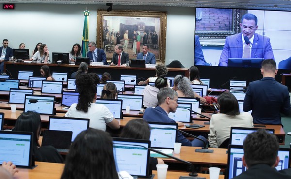 Relator da PEC que reduz maioridade penal lendo relatório na CCJ da Câmara — Foto: Bruno Spada / Câmara dos Deputados