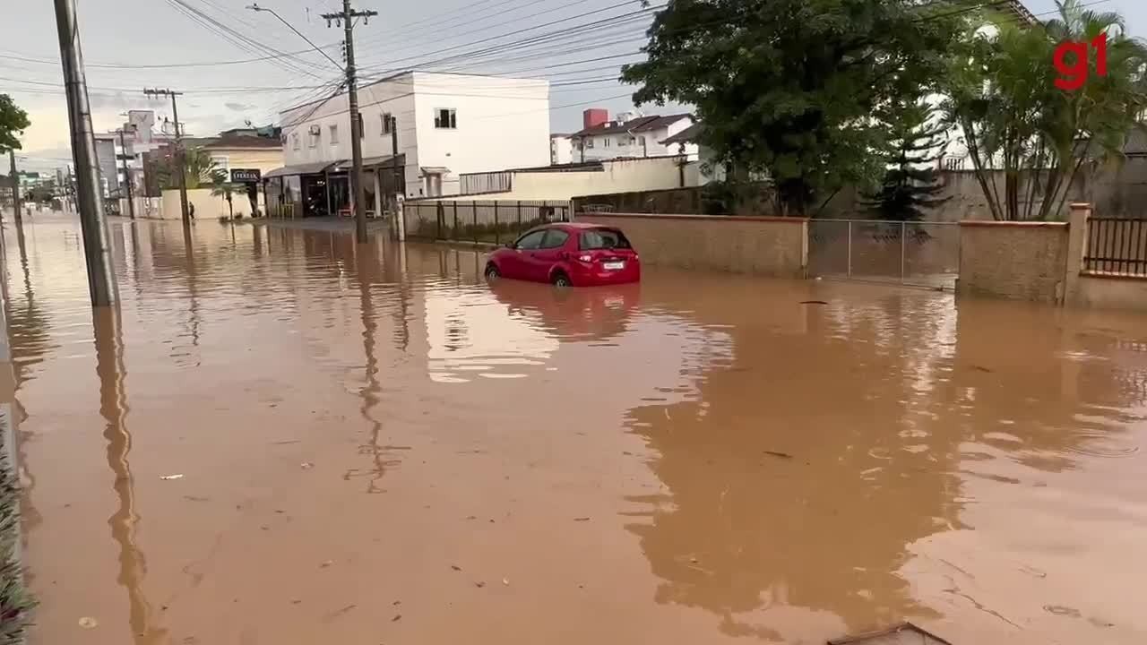 Fortes chuvas em Joinville causam alagamentos, transtornos e ruas viram rios