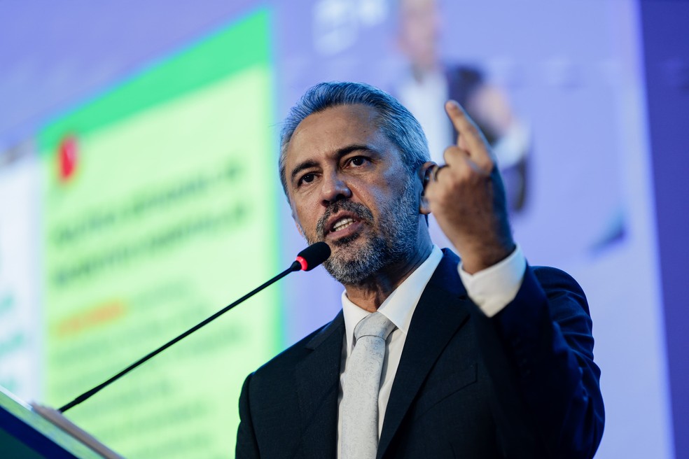O governador Elmano de Freitas anunciou planejamento visando a criação de um sistema integrado. — Foto: Thiago Gadelha/Sistema Verdes Mares (SVM)
