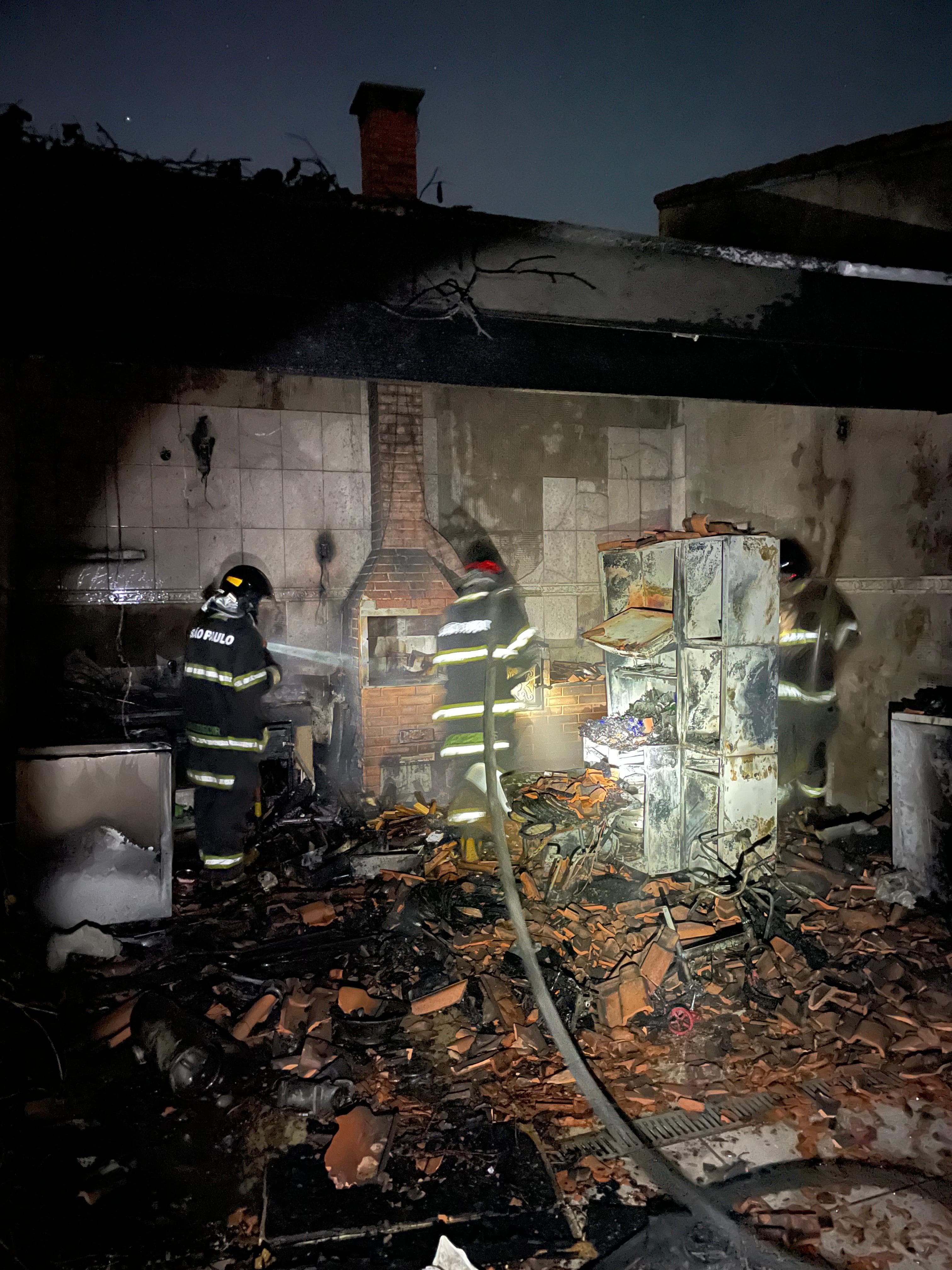 Incêndio destrói quintal de casa na Zona Sul de São José dos Campos, SP