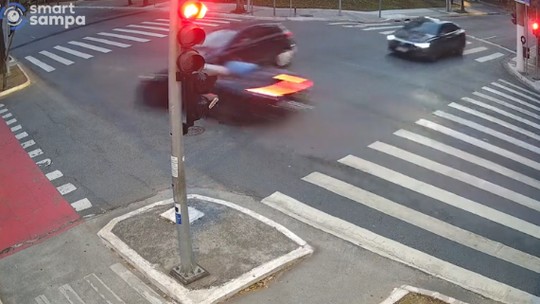 Câmera flagra Porshe de Gato Preto passando no sinal vermelho