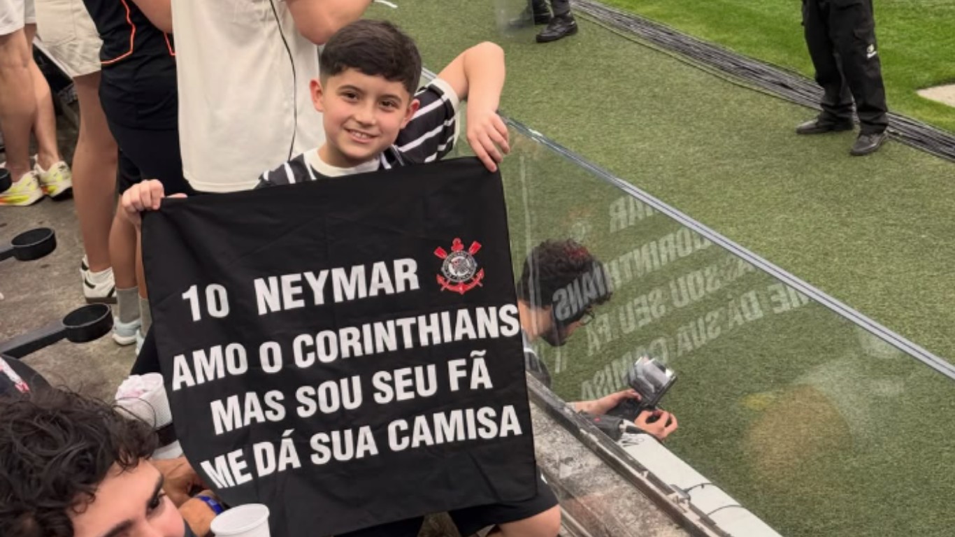 'Neymar, amo o Corinthians, mas sou seu fã': torcedor mirim do Timão é hostilizado após ganhar camisa do craque
