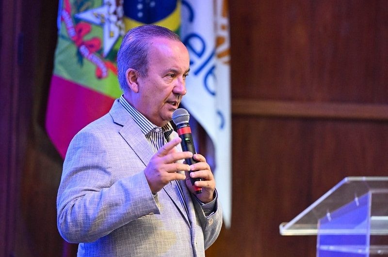 Investigado por ameaça de morte ao governador de SC é afastado de cargo público 
