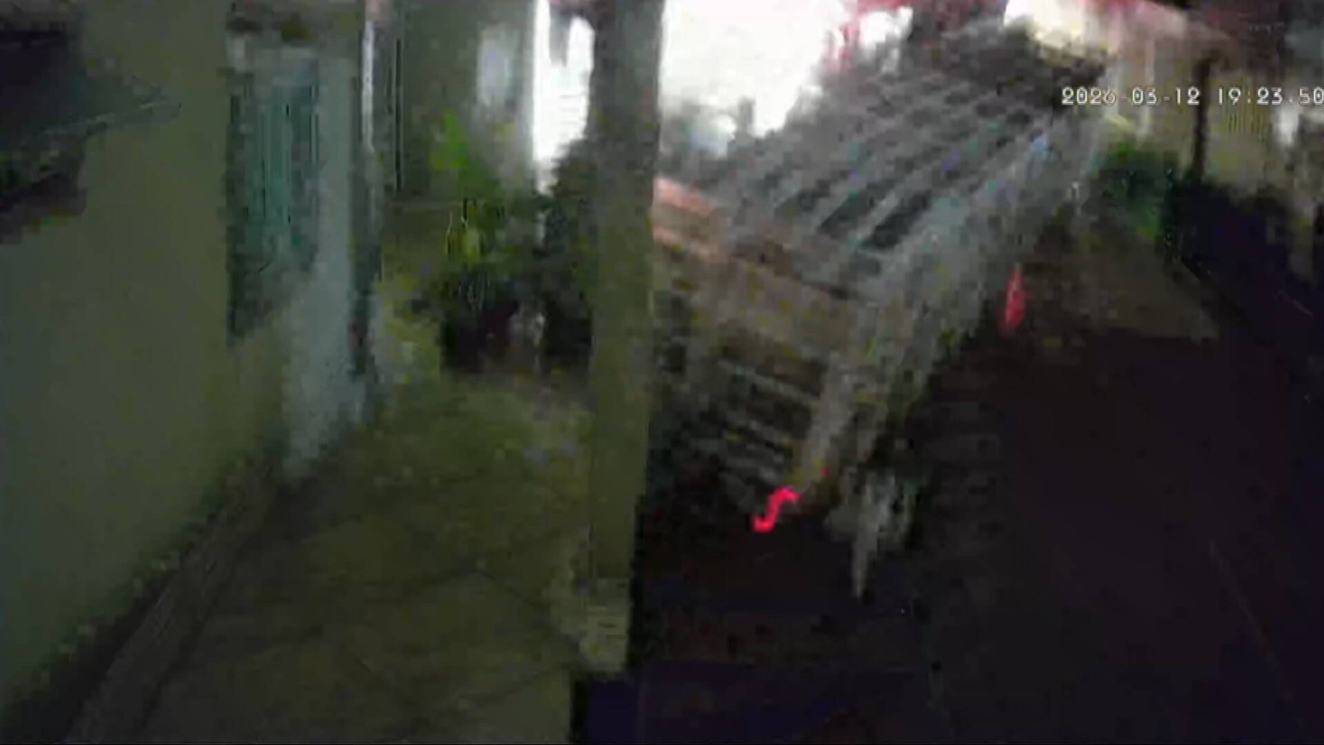 Caminhão de gás desce rua e atinge casa após discussão entre guincheiro e PM na Grande BH; VÍDEO