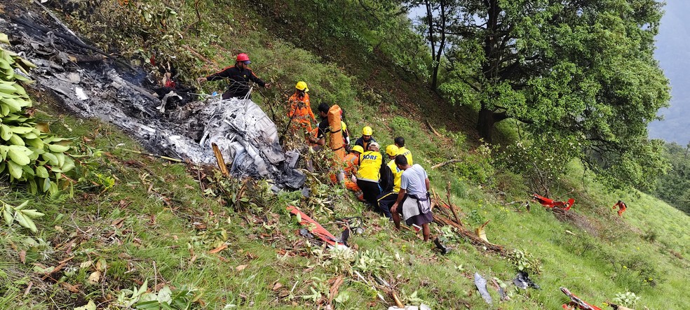 Equipe de resgate no local da queda de um helicóptero no norte da Índia, no dia 15 de junho de 2025 — Foto: Reuters / State Disaster Response Force (SDRF)