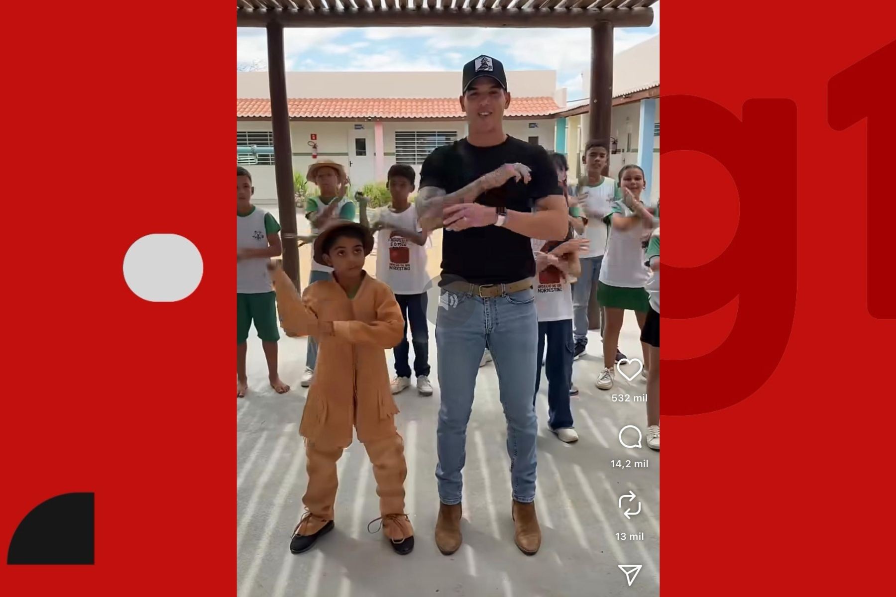 Zé Vaqueiro visita escola de Juazeiro e faz surpresa para fã de 11 anos que viralizou dançando 'DNA do mato'