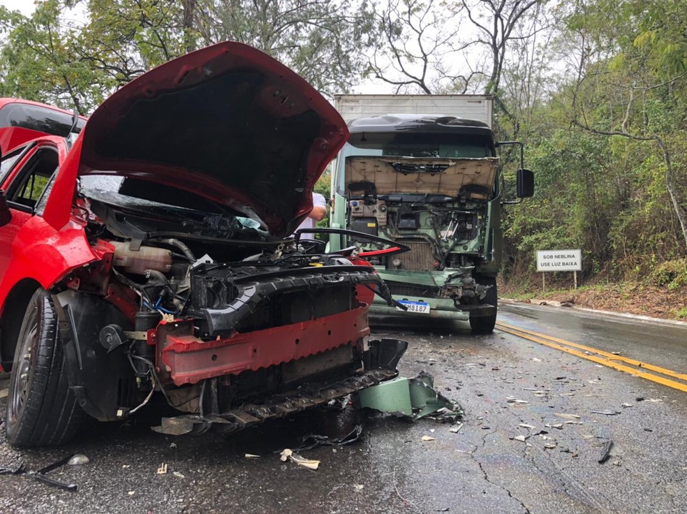 Acidente em trecho da rodovia ES-164 conhecido como 'Curva da Morte' — Foto: Gustavo Ribeiro/TV Gazeta