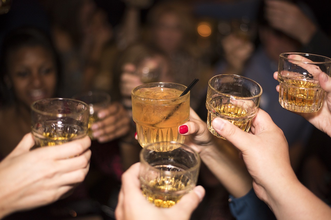 Descarte correto de garrafas pode coibir adulteração de bebidas alcoólicas, defende Associação Brasileira das Indústrias de Vidro 