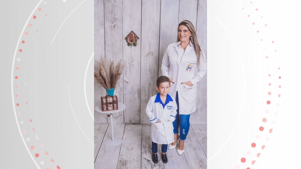 Juliana disse que já incentiva o filho Lorenzo a ser médico também — Foto: Reprodução/Acervo pessoal