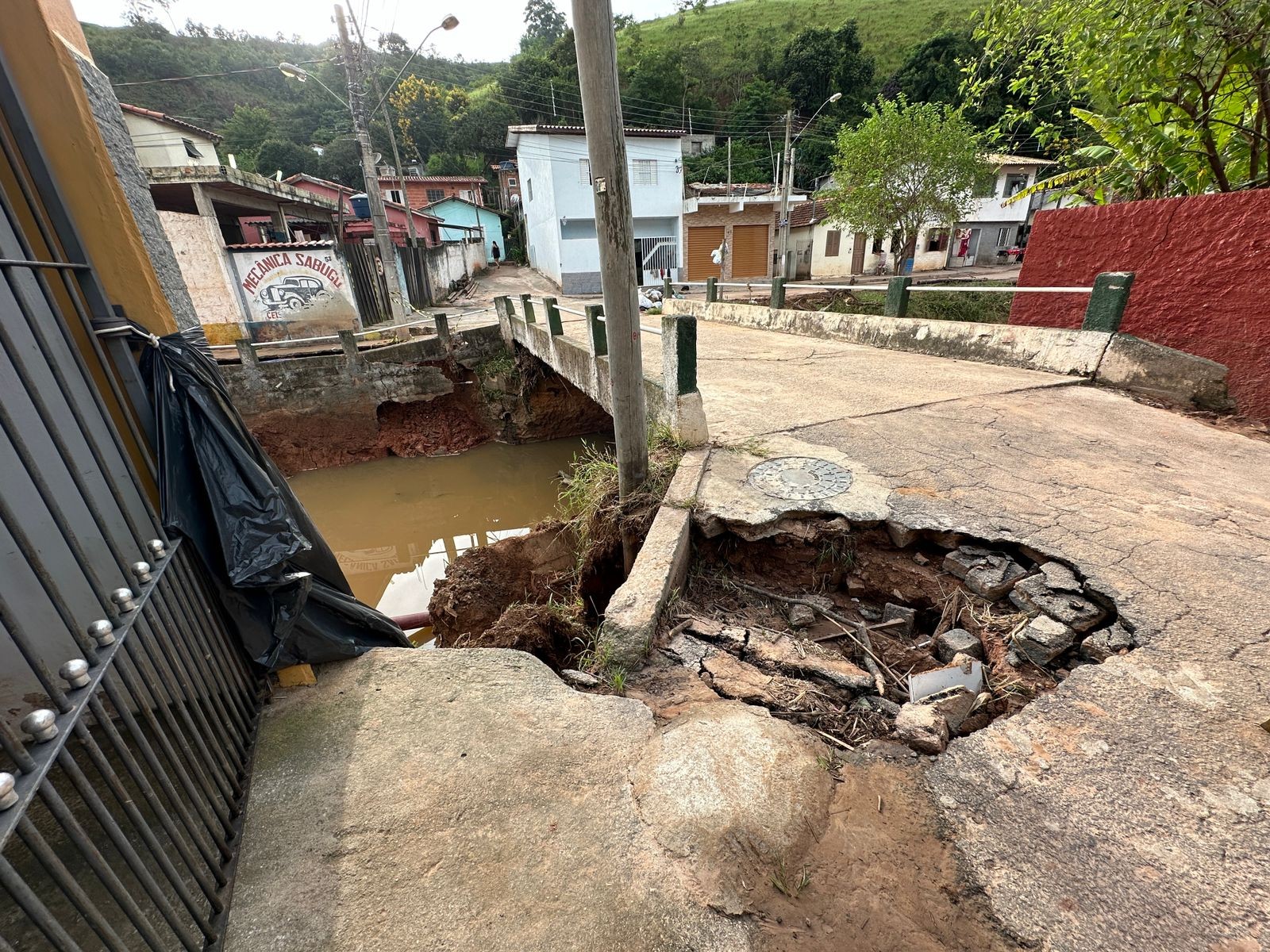 Três famílias continuam desalojadas após chuvas provocarem estragos em Paraibuna, SP