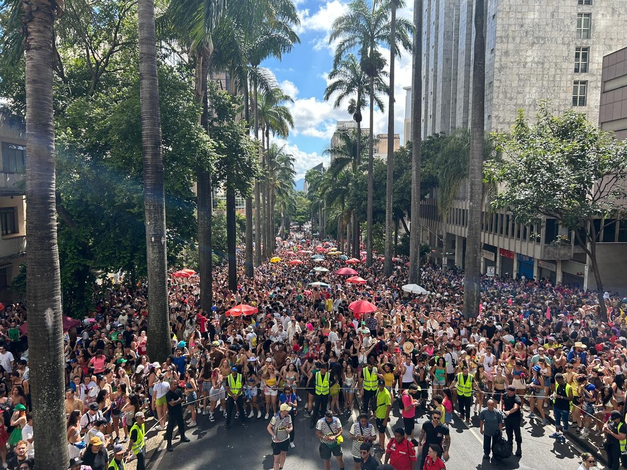 Veja fotos do domingo de carnaval em BH