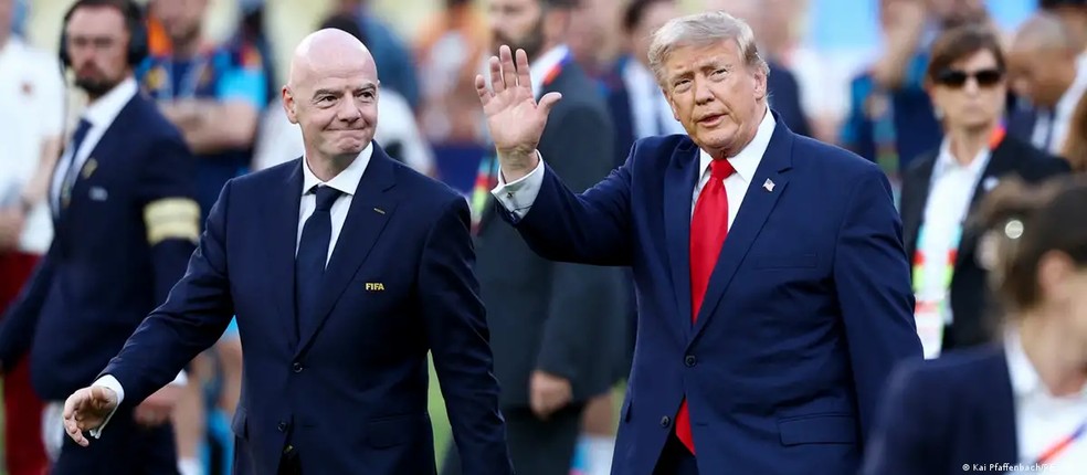 A proximidade entre Gianni Infantino e Donald Trump alimenta questionamentos sobre conflitos de interesse no plano da Fifa de atrair investidores privados � Foto: Kai Pfaffenbach/REUTERS