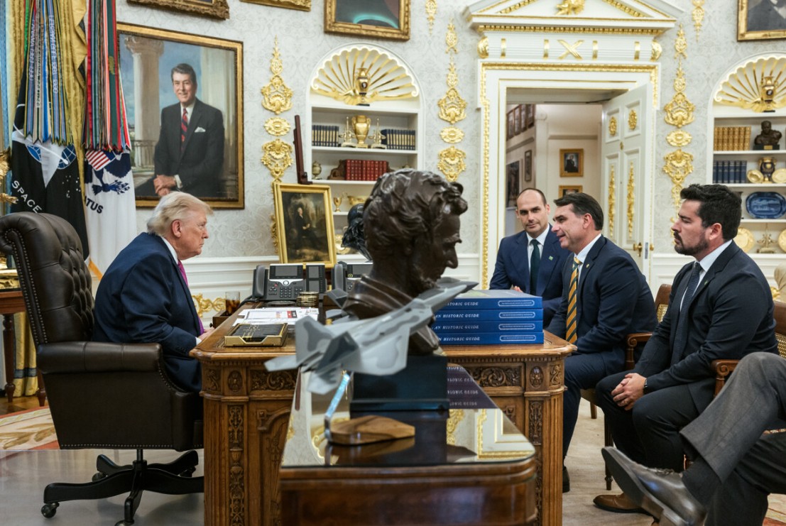 Análise: novo tarifaço de Trump é batizado de 'Tariflávio' e escancara interferência dos EUA nas eleições
