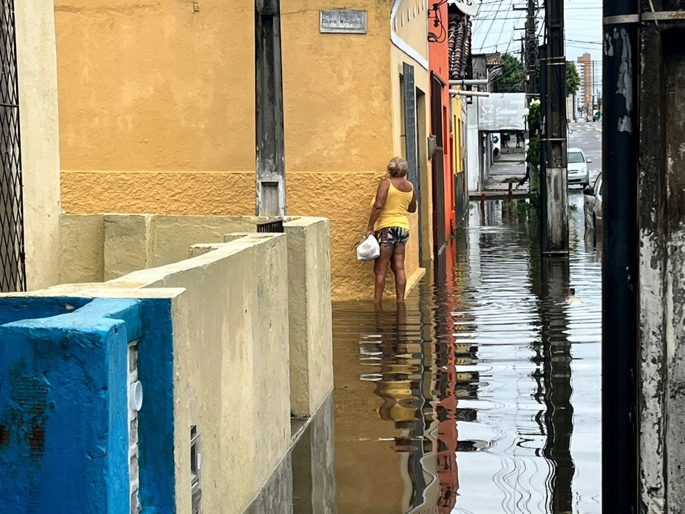 Alagamento no bairro Alecrim, em Natal — Foto: Vinícius Marinho/Inter TV Cabugi
