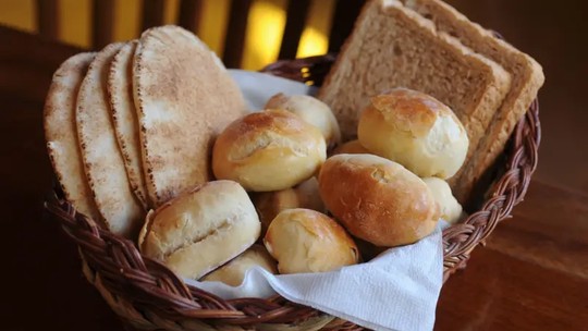 Qual tipo de pão é o mais saudável e o que você deve levar em conta na hora de comprá-lo? -
Muitos tipos de pães industriais são considerados alimentos ultraprocessados, conhecidos por serem menos saudáveis. O pão de fermentação natural surge como alternativa, mas sua preparação é demorada e as versões comerciais nem sempre são acessíveis.