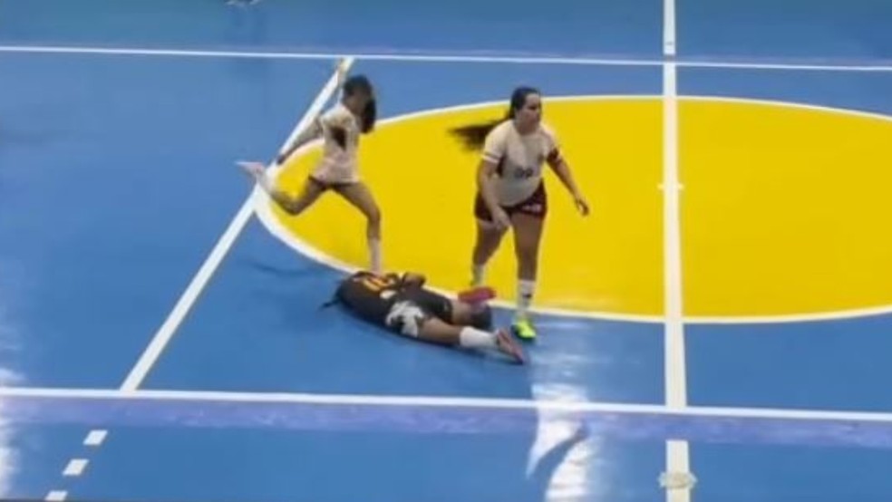 Jogadora chutou por duas vezes a cabeça de adversária caída em quadra durante campeonato feminino de futsal no Eusébio, na Região Metropolitana de Fortaleza. — Foto: Reprodução