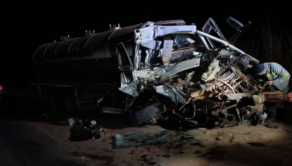 Caminhão-tanque bate na traseira de carreta após motorista reduzir velocidade para evitar colisão frontal na MG-188 – G1