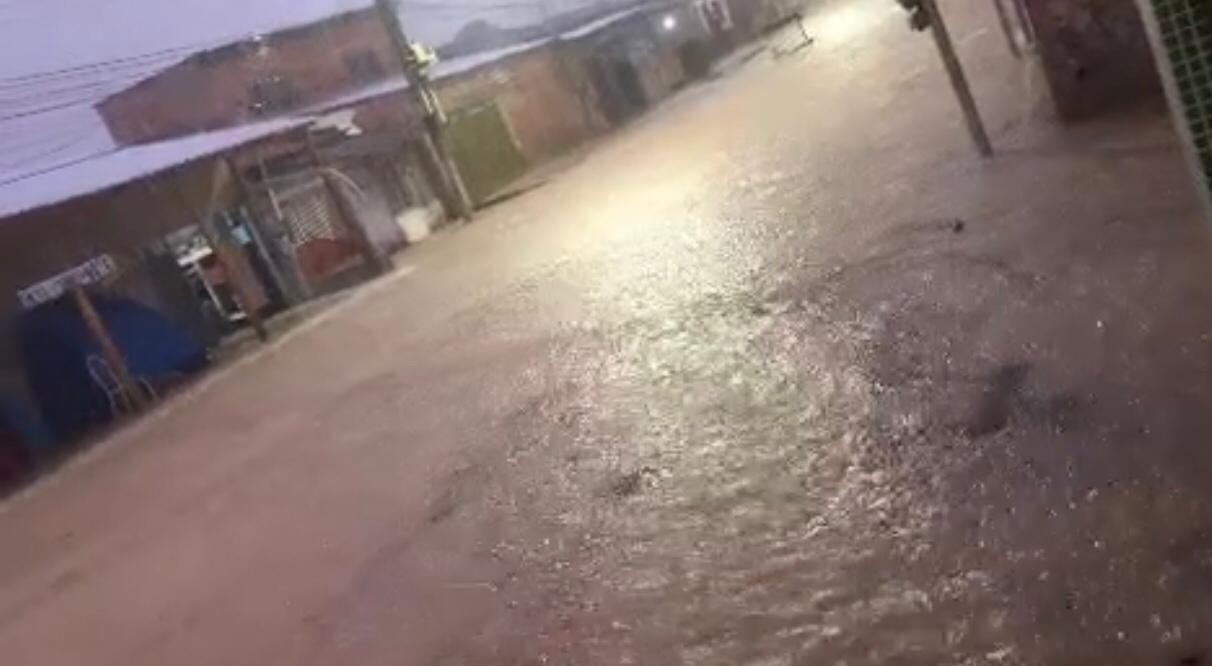 VÍDEO: Chuva forte causa alagamento na avenida Tapajós e em outros pontos de Santarém 