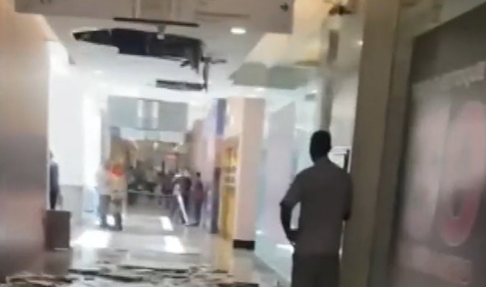 Gesso de parte do teto de um dos principais shoppings de Salvador cai após vazamento de tubulação — Foto: Reprodução/TV Bahia