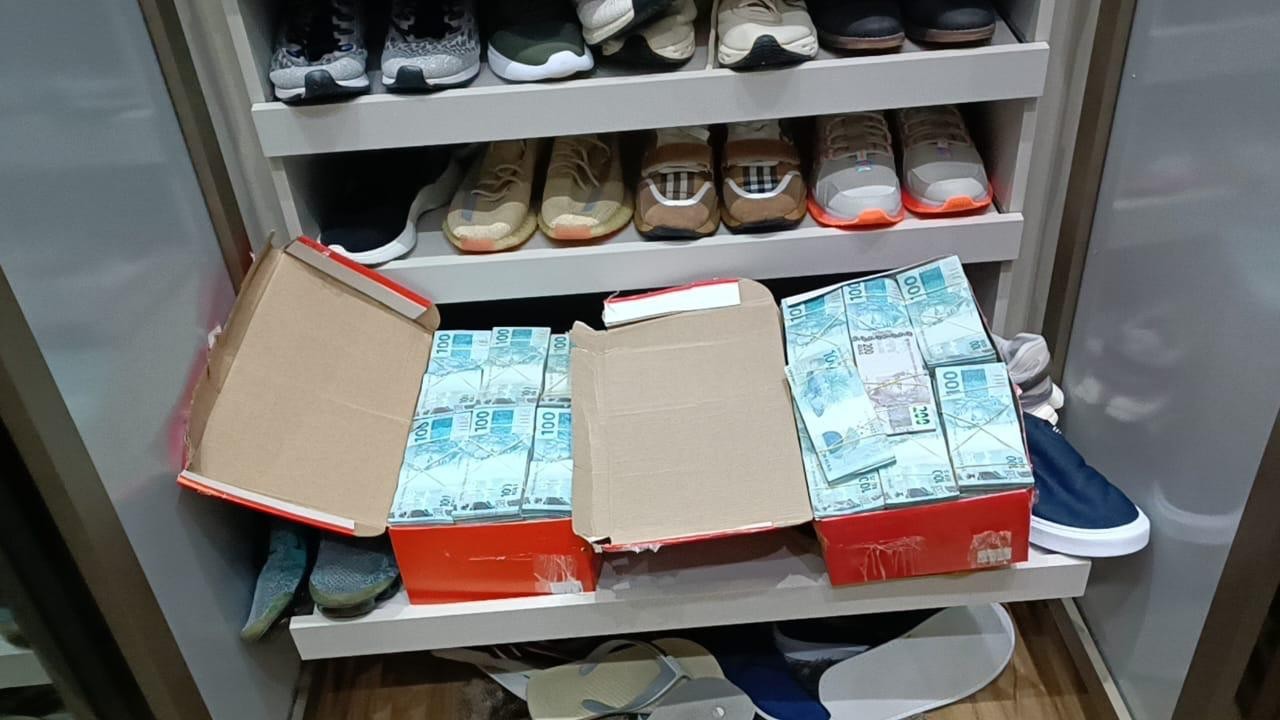 Operação contra tráfico internacional de drogas encontra mais de R$ 1,3 milhão em espécie dentro caixas de sapato em mansão de Foz do Iguaçu