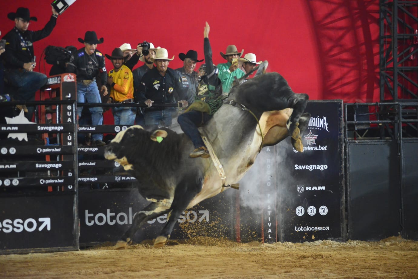 Time Cowboys é campeão da noite na montaria em touros em equipe do ...