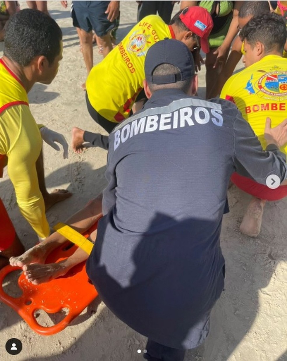 Duas adolescentes de 16 anos se afogam e são regatadas em praia em São Luís — Foto: Divulgação/Corpo de Bombeiros do Batalhão Marítimo do Maranhão