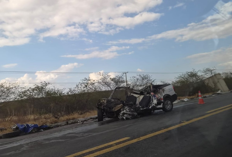 Homem morre em acidente entre caminhonete e carreta na BR-304 &mdash; Foto: Let&iacute;cia J&aacute;come